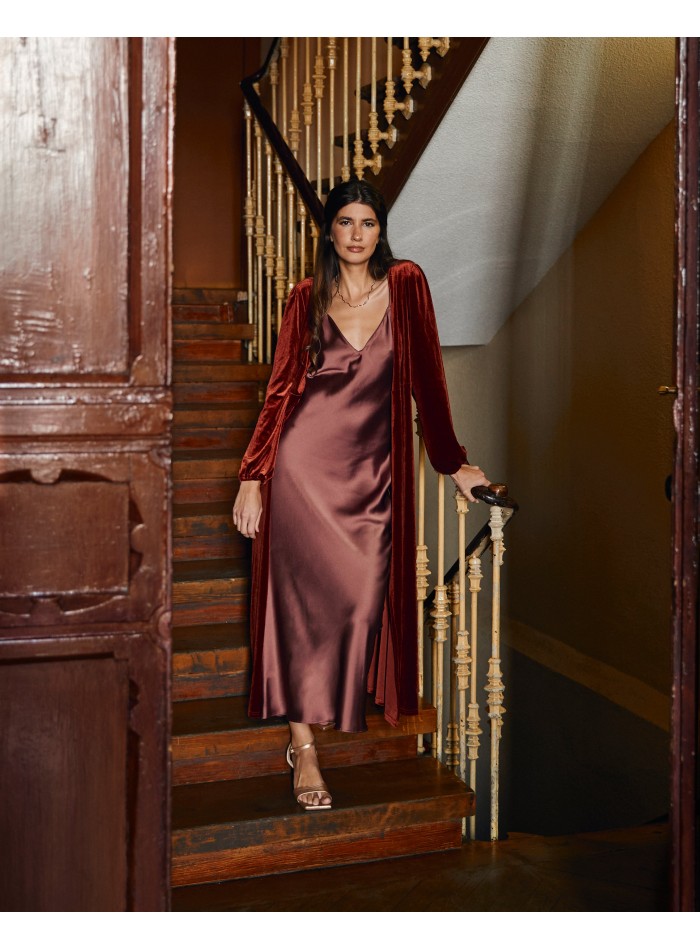 Abrigo midi de terciopelo marrón y escote cruzado