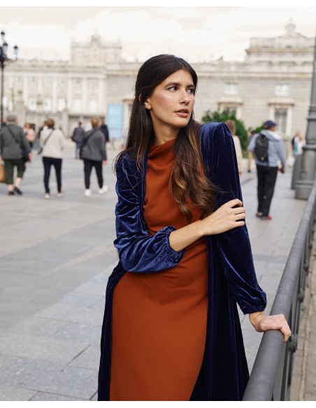 Manteau midi en velours bleu avec encolure croisée