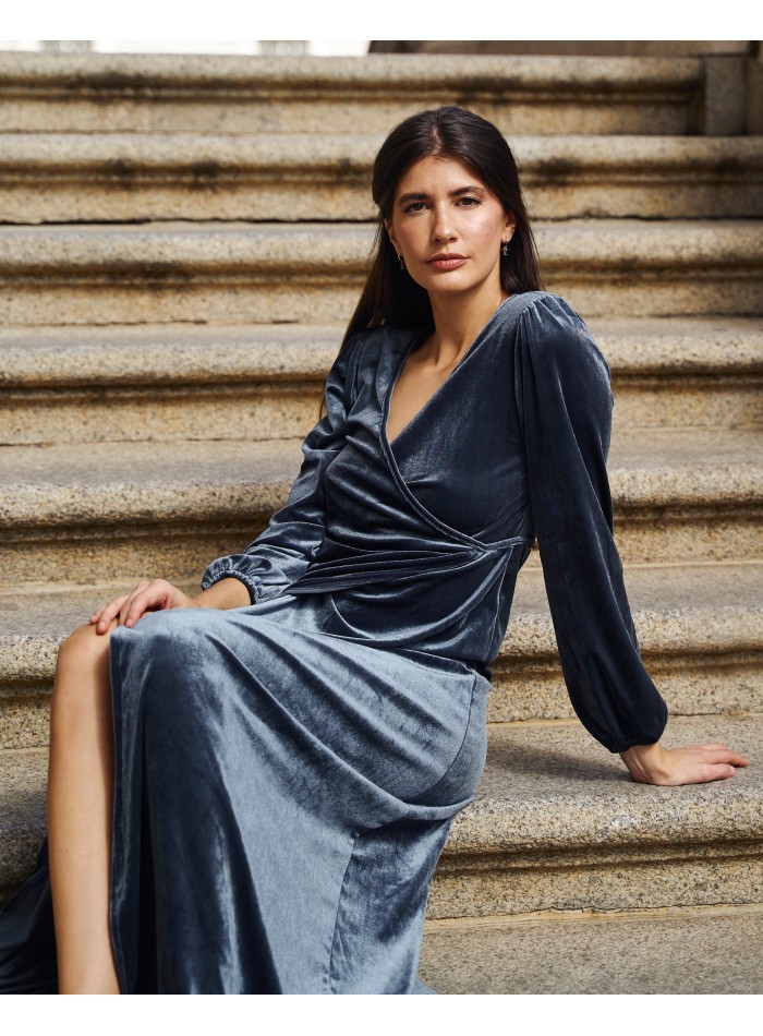 Abrigo midi de terciopelo gris perla y escote cruzado para invitada