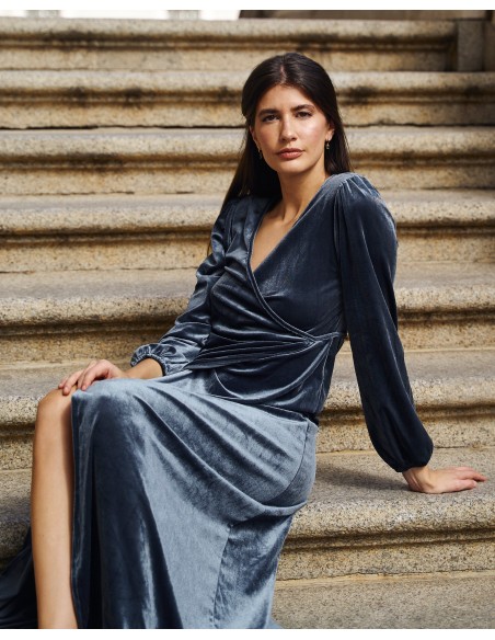 Abrigo midi de terciopelo gris perla y escote cruzado para invitada