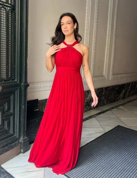 Vestido largo de fiesta con escote halter y detalles de pedrería