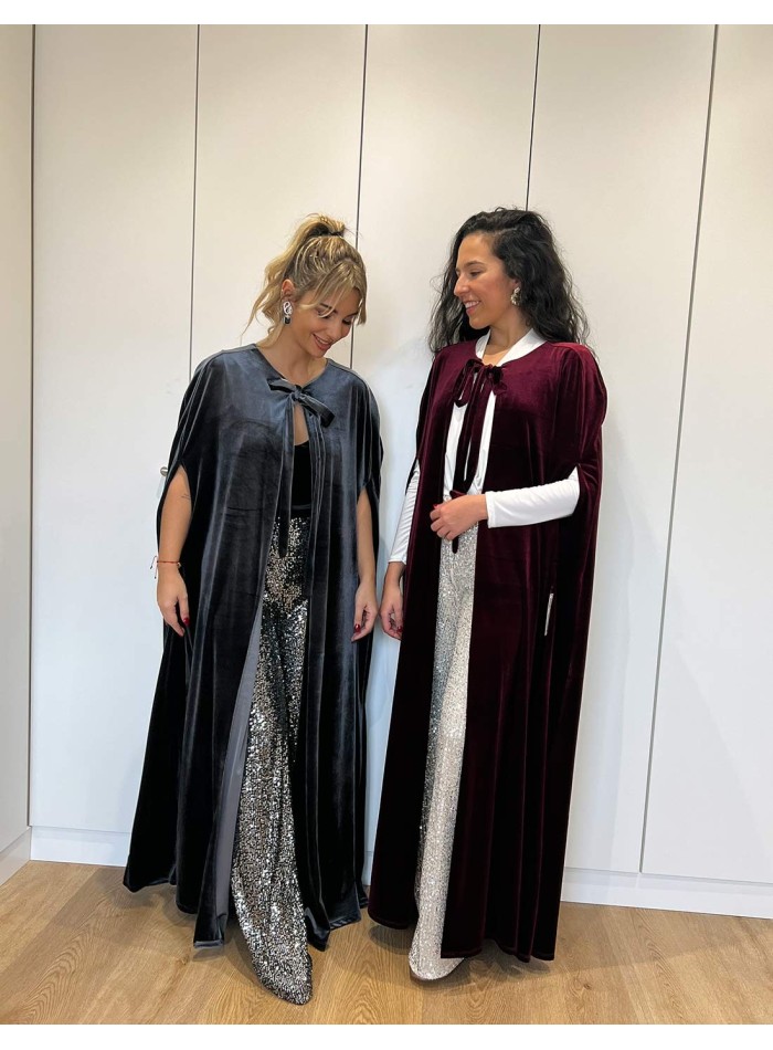 Capa de terciopelo larga para invitadas a eventos de otoño invierno.