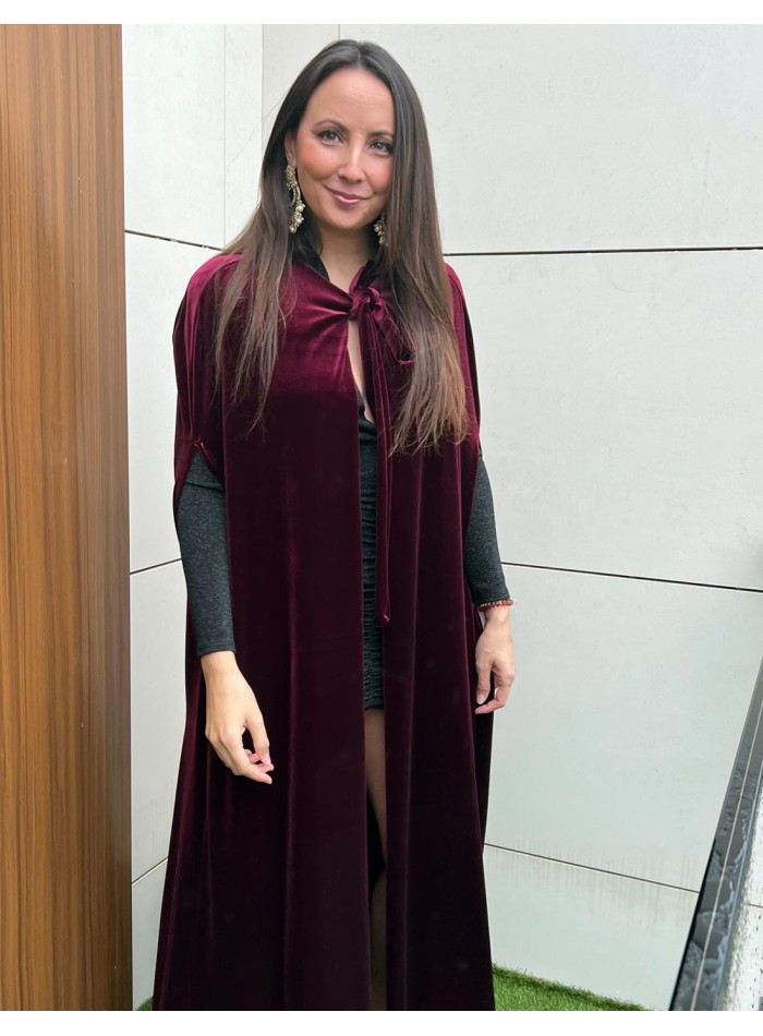 Capa de terciopelo larga realizada para invitadas en color granate.