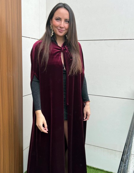 Long velvet guest cape with lace bow