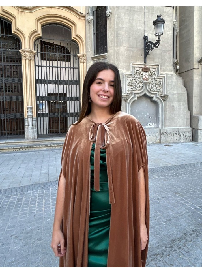 Capa de terciopelo para eventos de invierno.