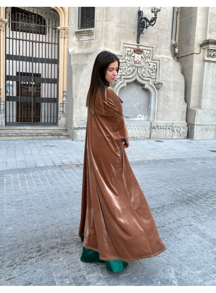 Capa de terciopelo larga para eventos de otoño.