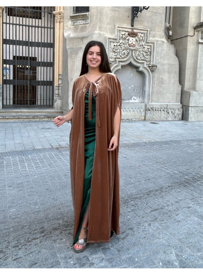 Capa de terciopelo marrón para invitadas.