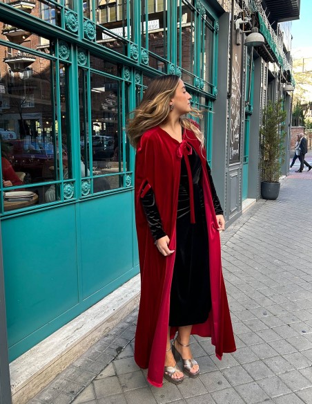 Capa de terciopelo larga con lazada al cuello roja