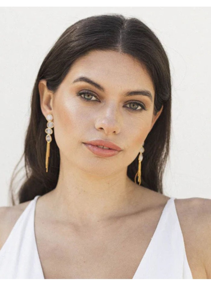 Pendientes dorados largos con piedra lunar