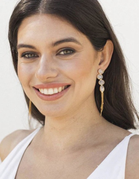 Pendientes dorados largos con piedra lunar