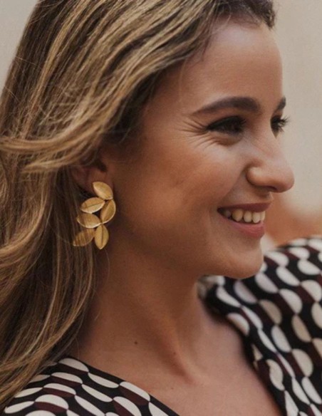 Long leaf-shaped golden earrings