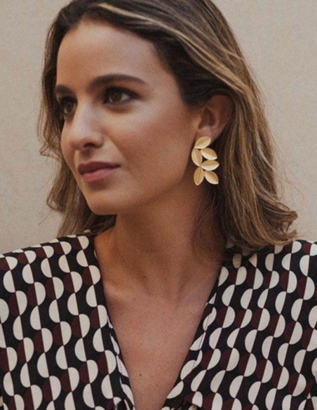 Pendientes dorados largos forma hoja