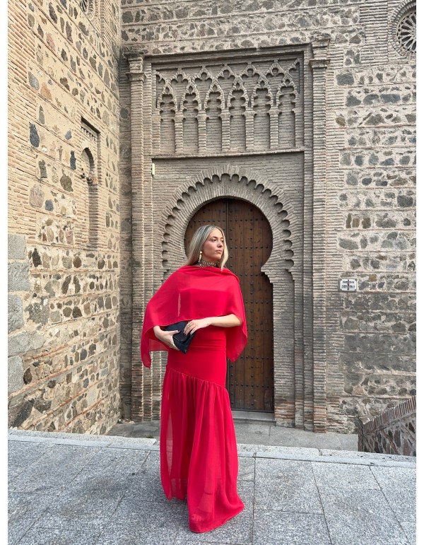 Longue robe rouge à bretelles et jupe maxi à volants 2