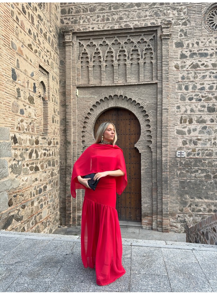 Longue robe rouge à bretelles et jupe maxi à...