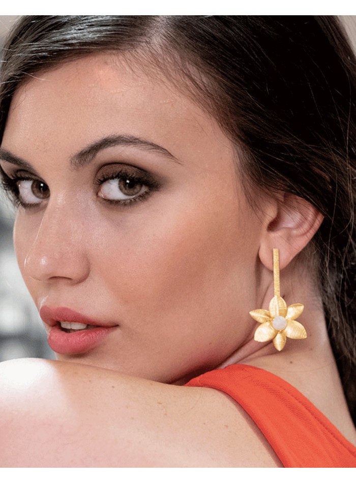 Long golden earrings in the shape of a flower - wedding guest