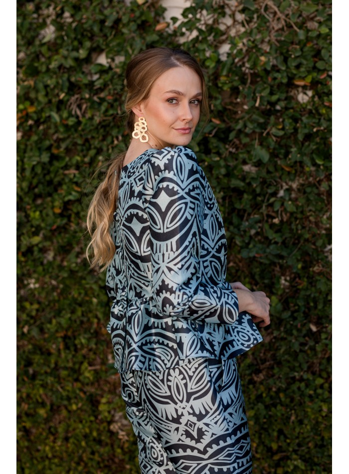 Blusa de fiesta con volante peplum estampado azul