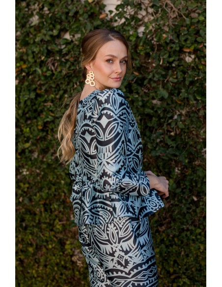 Blusa de fiesta con volante peplum estampado azul