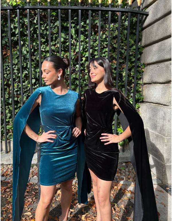 Vestido corto de fiesta con manga capa de terciopelo 2
