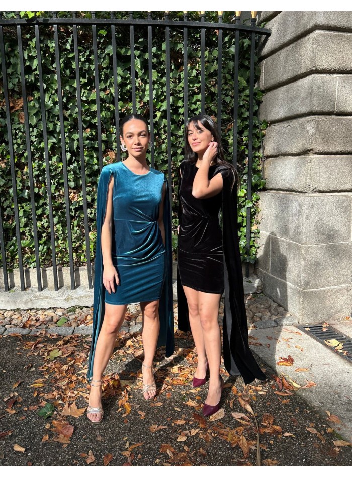 Robe de soirée courte avec manches cape en velours
