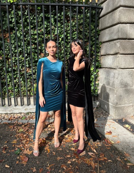 Vestido corto de fiesta con manga capa de terciopelo