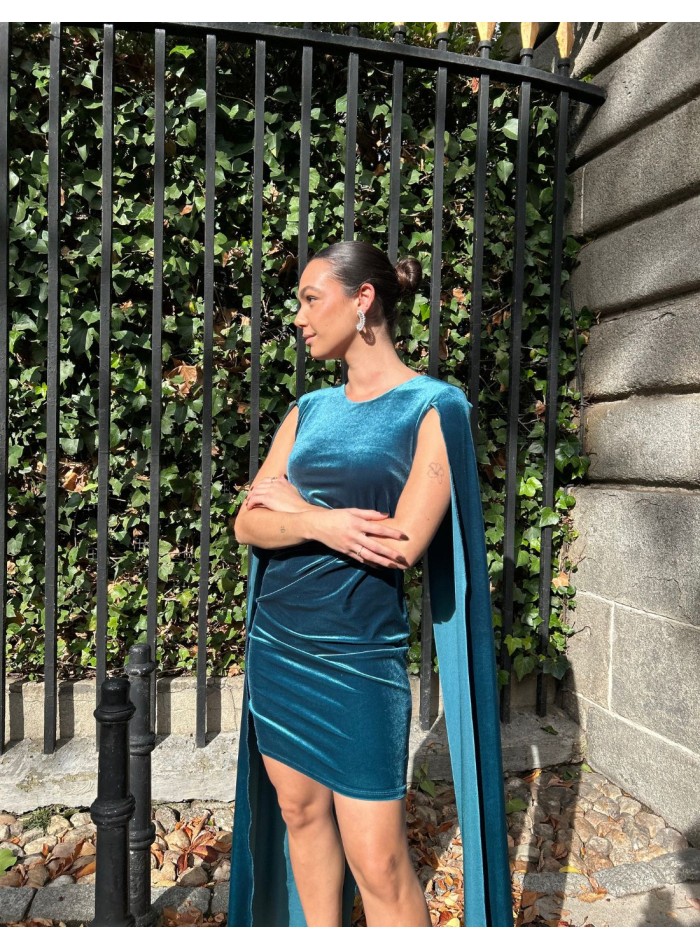 Robe de soirée courte avec manches cape en velours