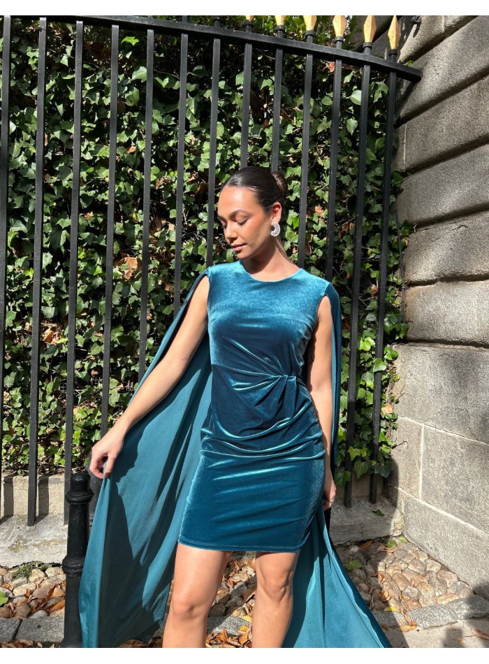 Robe de soirée courte avec manches cape en velours