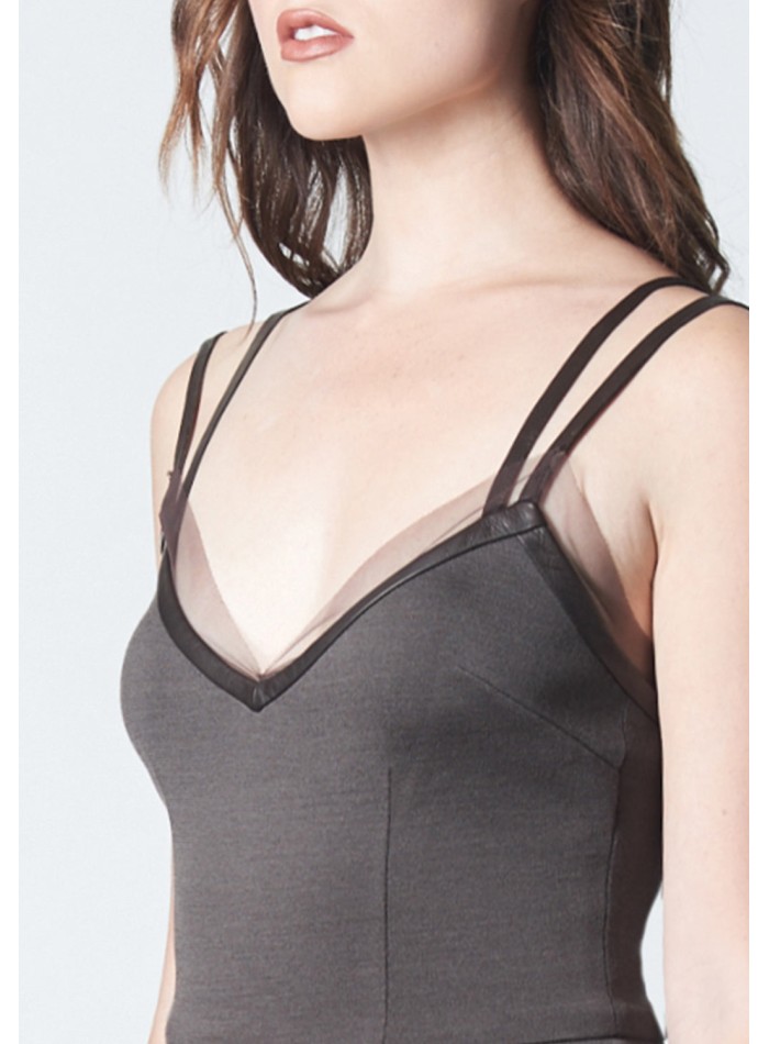 Vestido cóctel minimalista ajustado con...