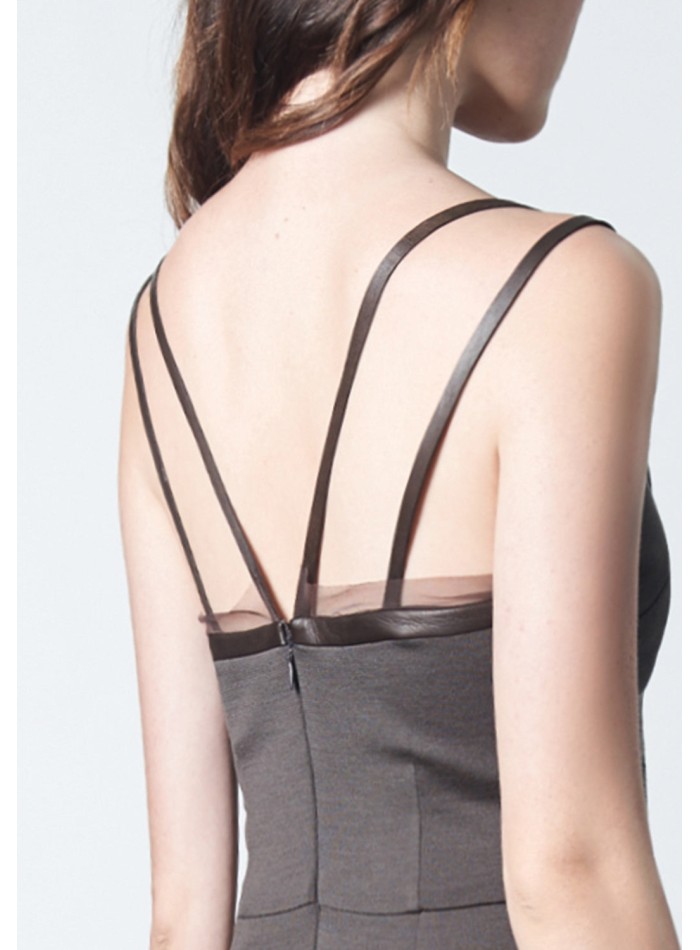 Vestido cóctel minimalista ajustado con...