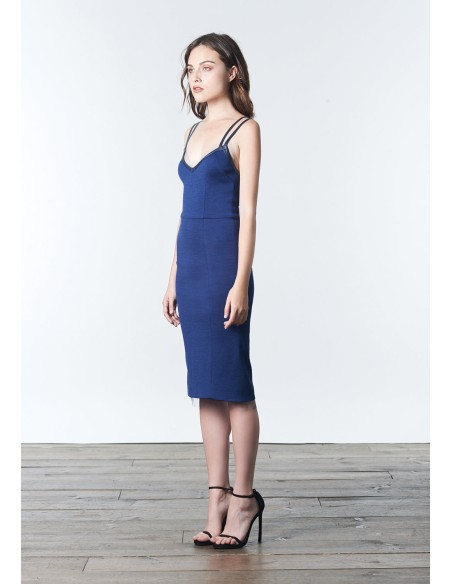 Vestido cóctel azul minimalista con tirantes dobles
