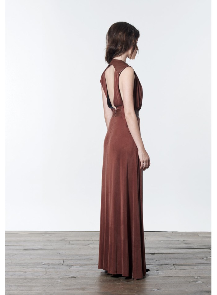 Vestido largo con espalda abierta y fajín de cuero