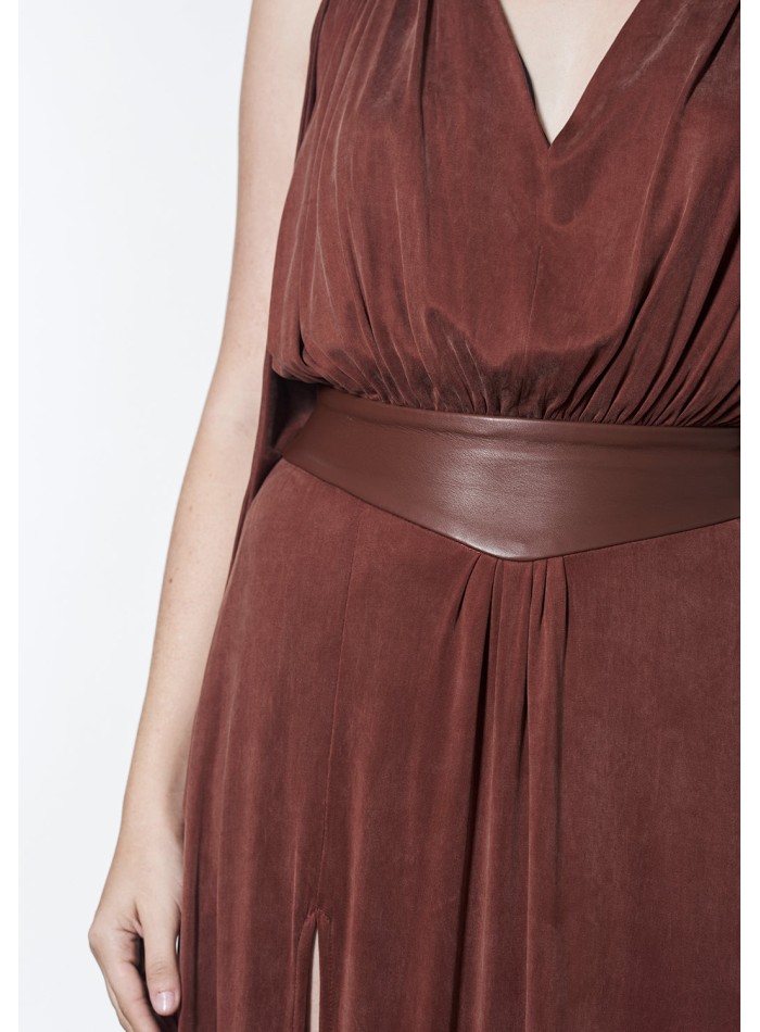 Vestido largo con espalda abierta y fajín de cuero