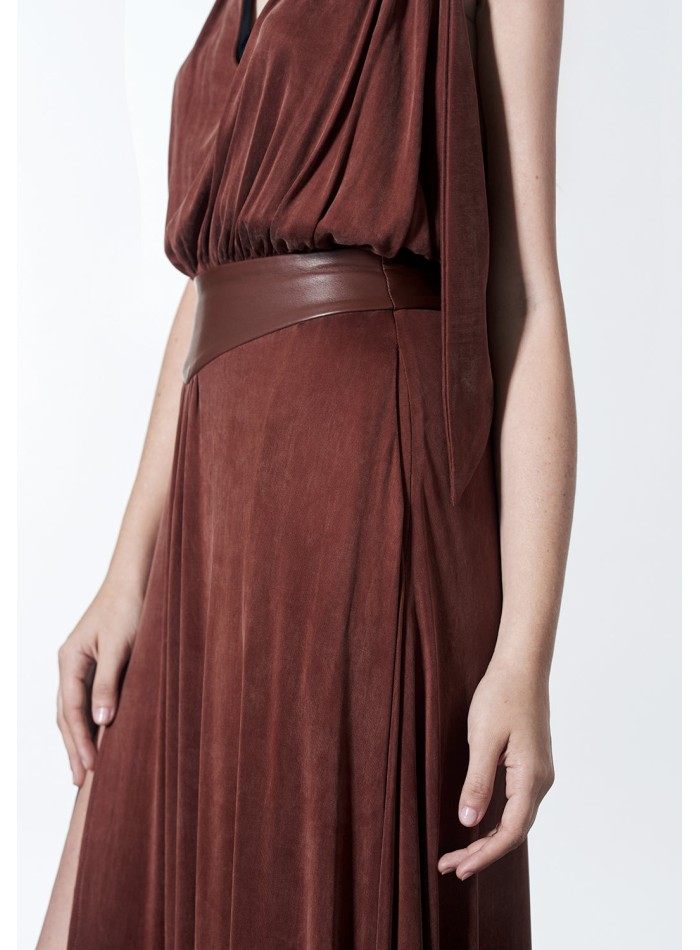 Robe longue avec dos ouvert et ceinture en cuir