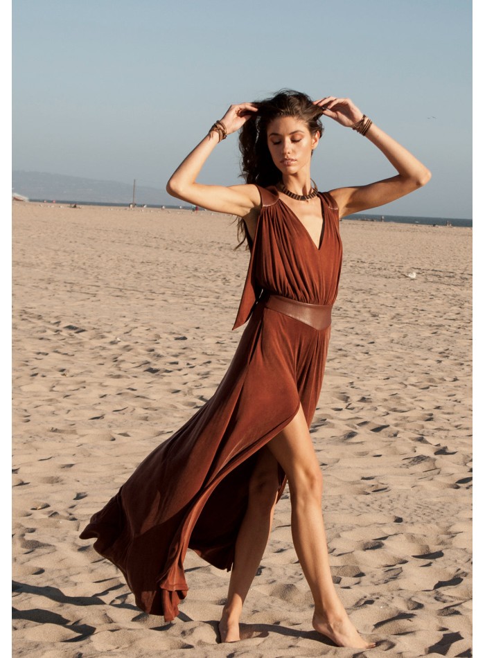 Vestido largo con espalda abierta y fajín de cuero