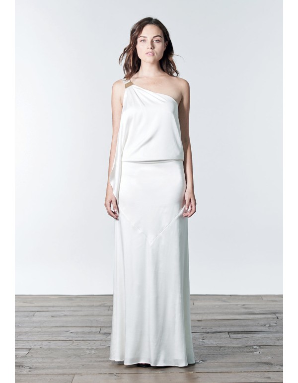 Vestido largo de satén con escote asimétrico