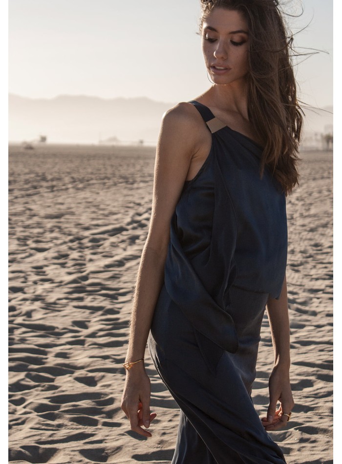 Vestido largo de satén con escote asimétrico