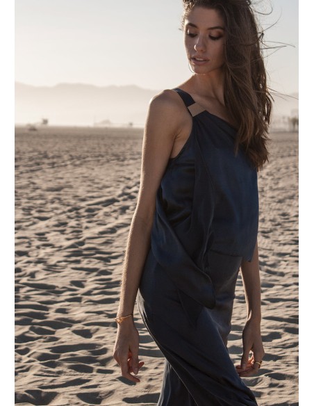 Vestido largo de satén con escote asimétrico