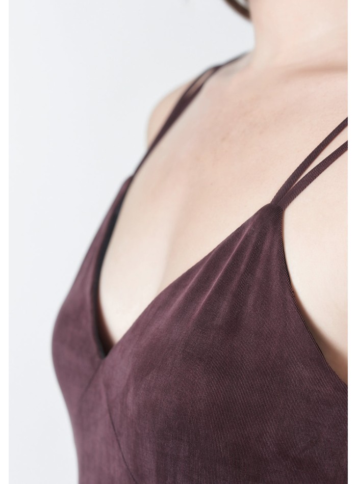 Vestido midi malva con tirante doble y abertura lateral