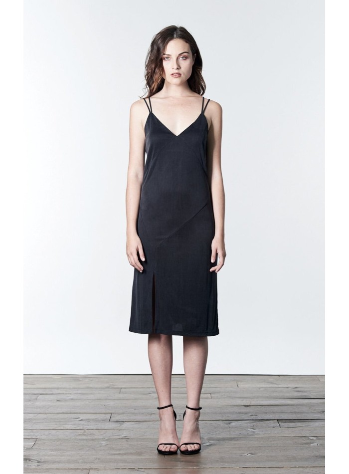 Vestido midi negro con tirante doble y abertura lateral