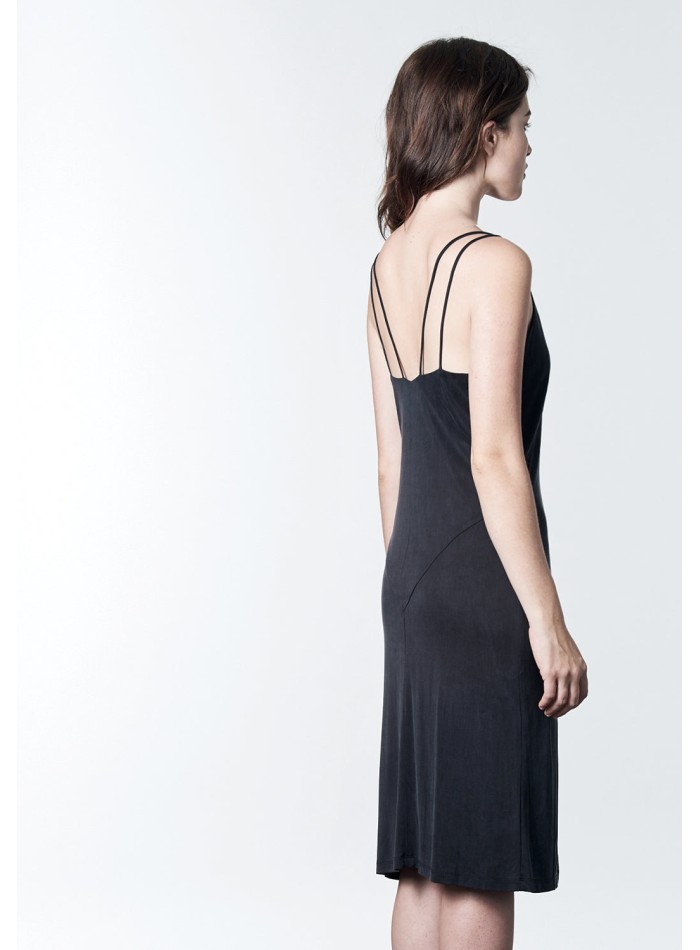 Vestido midi negro con tirante doble y abertura lateral