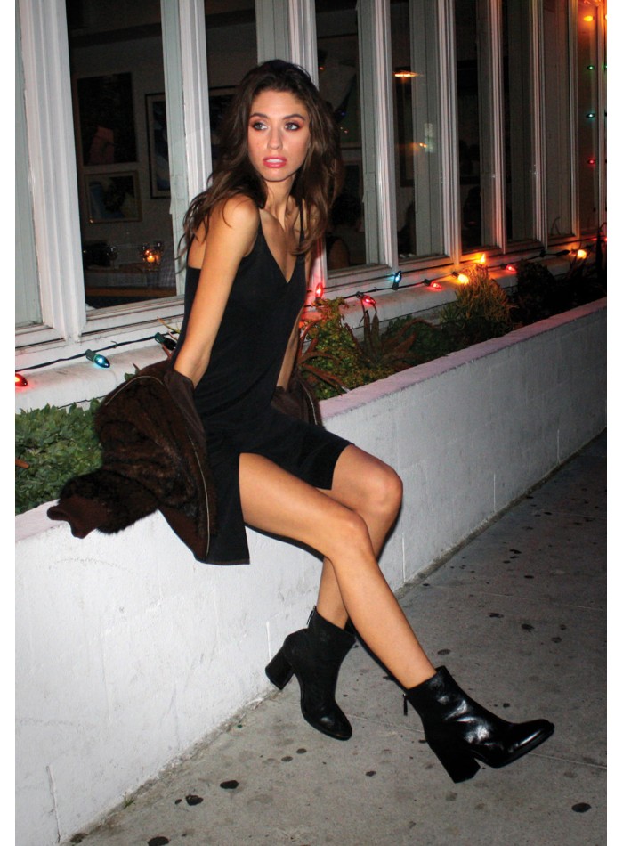 Vestido midi negro con tirante doble y abertura lateral