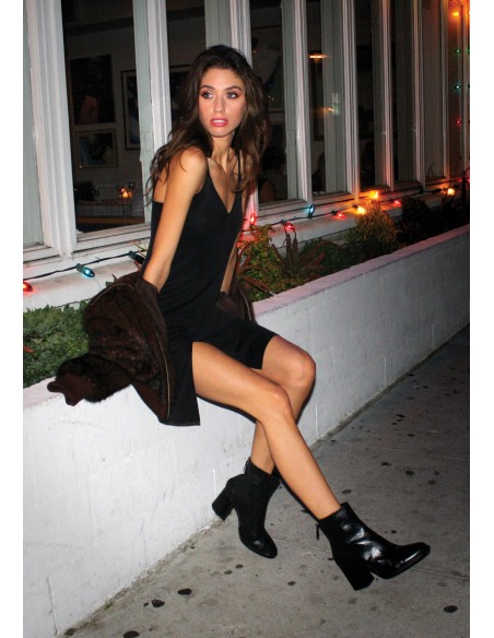 Vestido midi negro con tirante doble y abertura lateral