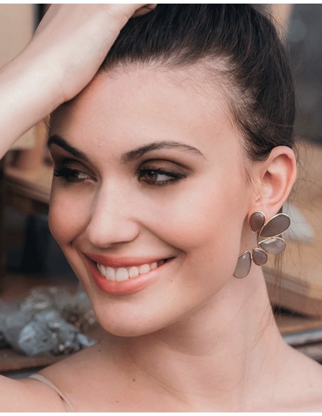 Pendientes en forma de flor con piedras naturales blancas - Stonehenge de Acus