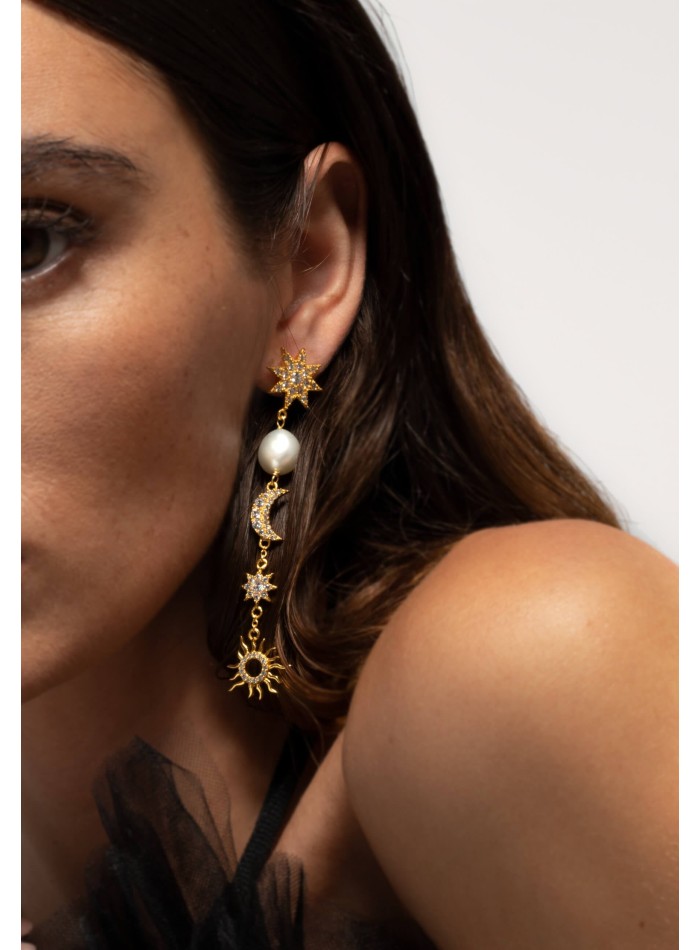 Pendientes dorados largos con lunas y estrellas