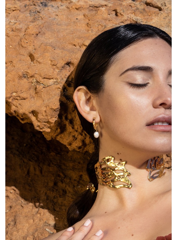 Aros dorados con colgantes de perla