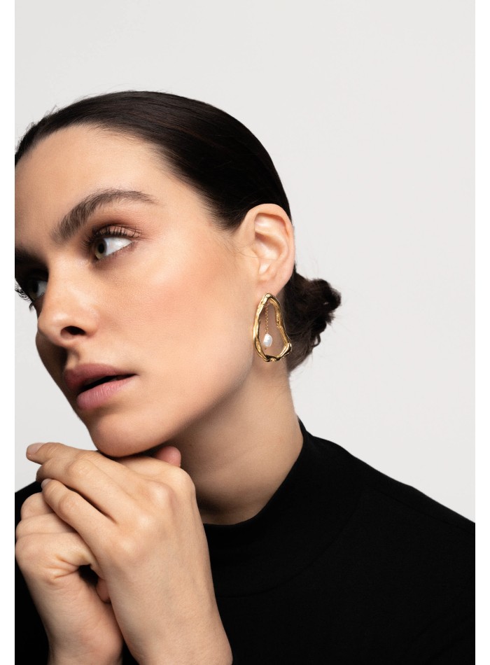 Pendientes dorados con detalle de cadena y perla