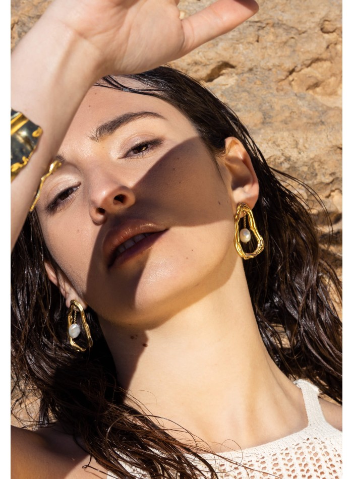 Gold earrings with chain and pearl detail