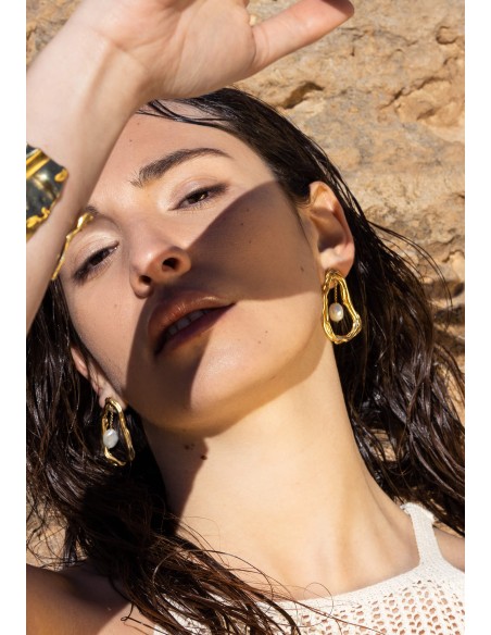 Pendientes dorados con detalle de cadena y perla