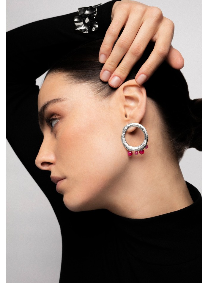 Silver circular earrings with fuchsia stones