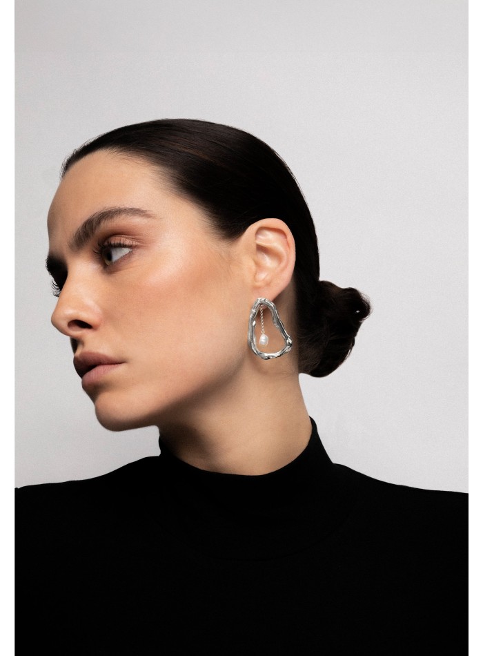 Pendientes plateados con cadena dorada y perla