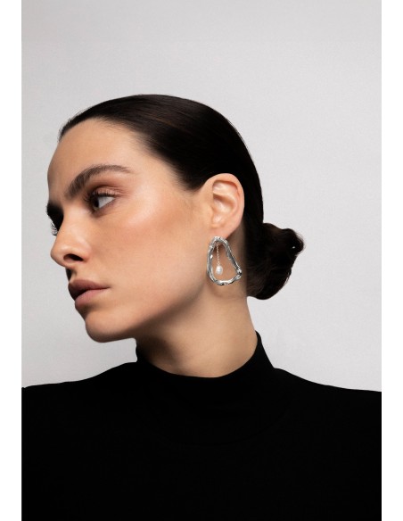 Pendientes plateados con cadena dorada y perla